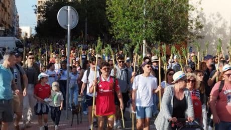 La jornada festiva propicia la romería a la Santa Faz más concurrida que Alicante recuerda