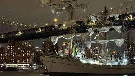 New York : le voilier mexicain entré en collision contre le pont de Brooklyn reculait en accélérant