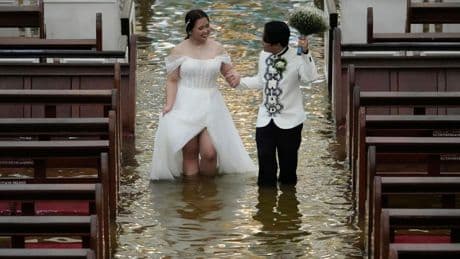 Philippinen: Kein Wässerchen trübt ihre Liebe: Paar heiratet in überfluteter Kirche