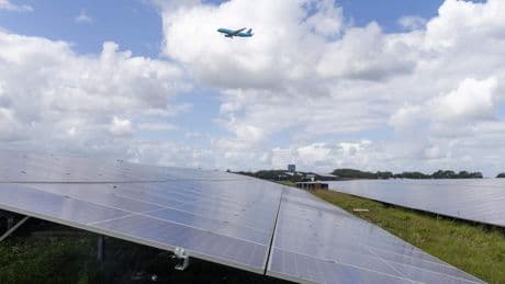 Zonnepanelensoap Schiphol nog niet ten einde: sluiting Zwanenburgbaan bij zonnige uren