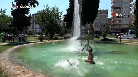 Çocuklar sıcak havada süs havuzunda serinledi