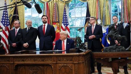 «Un jour historique» : mis sous pression par Trump, le Royaume-Uni signe un accord de libre-échange avec les États-Unis