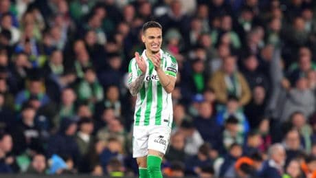 En Inglaterra 'visten' a Antony de rojiblanco