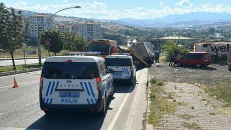 Kamyonetin freni patladı, sürücü son anda kurtuldu