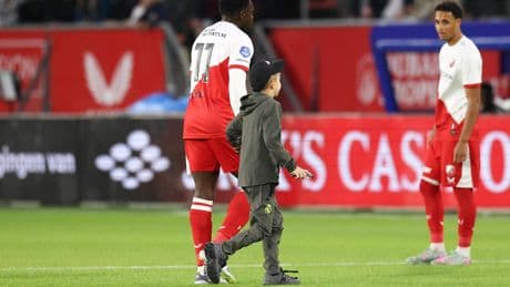 Ron Jans ergert zich aan jonge veldbestormer bij FC Utrecht: ’Welke ouder laat zijn kind zomaar het veld oplopen?’