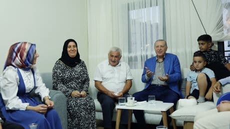 Cumhurbaşkanı Erdoğan, Malatya'da depremzede bir aileyi ziyaret etti