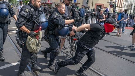 Polizeieinsatz: "Gemeinsam für Deutschland"-Protest von Gegendemo blockiert