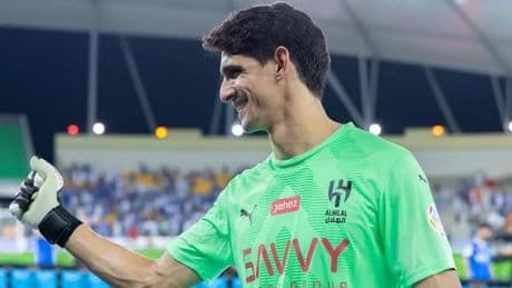 Al Hilal prepara una oferta de renovación mareante a Bono y evitar una posible vuelta al Pizjuán