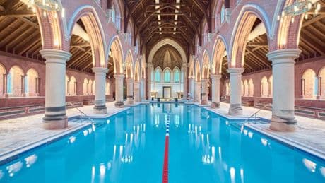 La iglesia gótica reconvertida en un gimnasio con una enorme piscina y una sauna en el confesionario