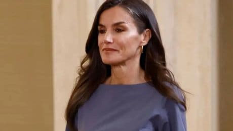 La reina Letizia rescata de su armario un vestido de estampado floral cruzado que favorece la figura