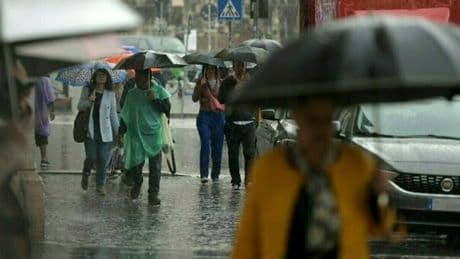 Meteo, allerta su mezza Italia: scuole chiuse in Toscana, temporali in Emilia-Romagna e Lazio. Crollano le temperature