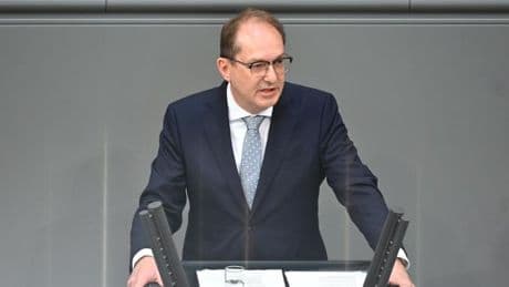 Dobrindt verteidigt härteren Migrationskurs – Opposition nennt Vorgehen „antichristlich“