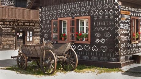 Las casas de madera 'bordadas' por las mujeres de Cicmany, en Eslovaquia