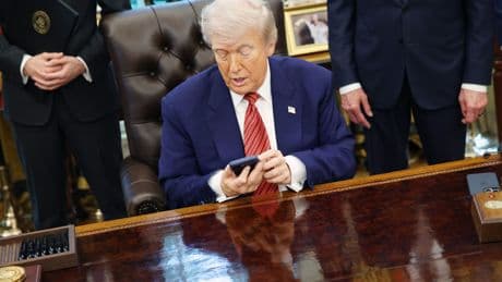 Trump dice que fabricará su móvil en EEUU por 500$. En realidad será chino (y del montón)