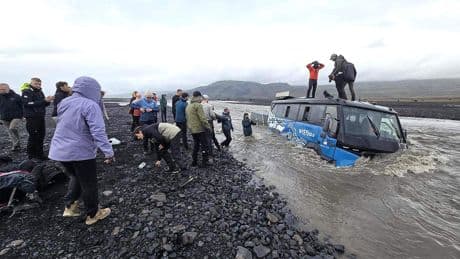 Beelden: Touringcar met Nederlandse toeristen raakt te water in IJsland