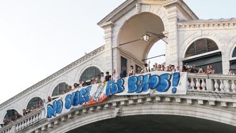 Venezia: le follie ideologiche dei «No Jeff Bezos» che vogliono frenare il suo matrimonio in laguna