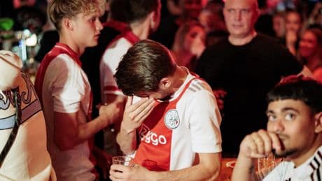 El Ajax se deja empatar en el minuto 100 y cede el liderato al PSV