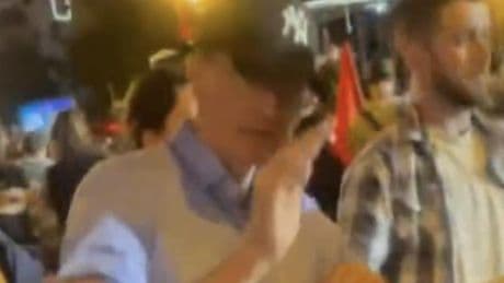 Karl Lauterbach am 1. Mai von Demonstranten angepöbelt
