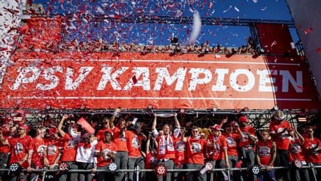 Huldiging PSV verloopt feestelijk, Lang maakt belofte aan fans waar