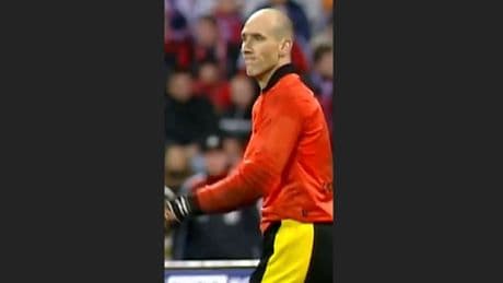Ein Klassiker aus 2002 - BVB-Stürmer wird plötzlich Torwart