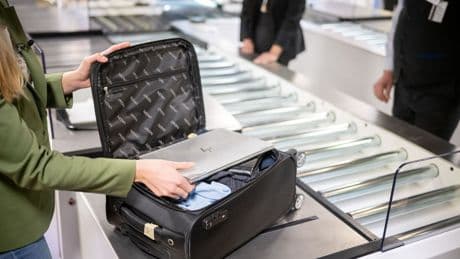 Flughafen Frankfurt: Fluggast droht mit Sprengstoff in Rumflasche