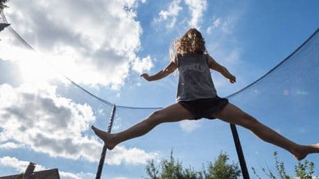 Stiftung Warentest bewertet Freizeitgeräte
: Diese Trampoline für den Garten sind empfehlenswert