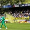 Politie arresteert Vitesse-fans voor gooien van vuurwerk op veld van RKC
