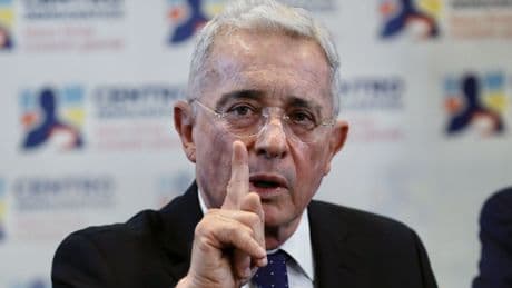 El expresidente colombiano Uribe, condenado a 12 años de prisión domiciliaria