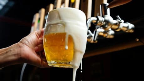 Un experto en cerveza belga afirma que en España no sabemos tirar una caña bien: &quot;Explícaselo&quot;