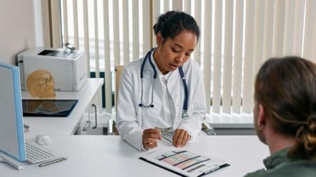 "Syndrome méditerranéen", prise en charge dégradée... L'inquiétant rapport sur les discriminations dans le système de santé