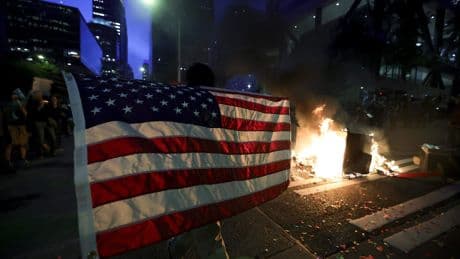 Trump wil verbranden van Amerikaanse vlag aan banden leggen, mogelijke vervolging voor daders