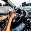Jongeren appen veel in de auto: ‘Lijkt onschuldig, maar kan enorme gevolgen hebben’