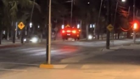 Graba desde una gasolinera el paso de los coches por un bache sin señalizar y la gente alucina: “Después de eso bajó la radio”