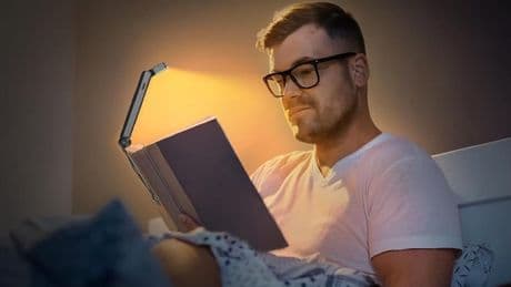 Leselampe für unter 10 Euro bei Amazon: Lesen, ohne Partner zu stören