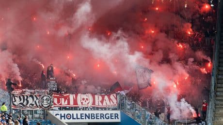 Zehn Verletzte bei Prügelei auf Raststätte - Cottbuser Fußball-Fans überfallen Football-Team