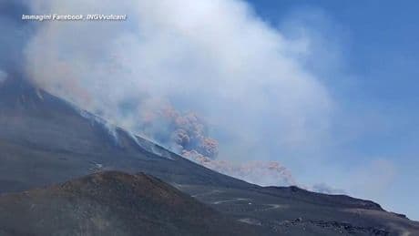 Crolla parte del cratere dell'Etna, nube eruttiva alta chilometri