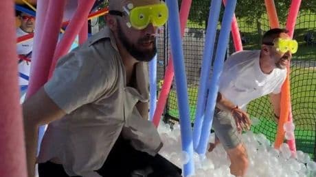 Una piscina de bolas con obstáculos y gafas de submarinismo, la mayor atracción