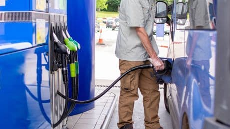 El precio de los carburantes apenas refleja el petróleo barato y el dólar débil