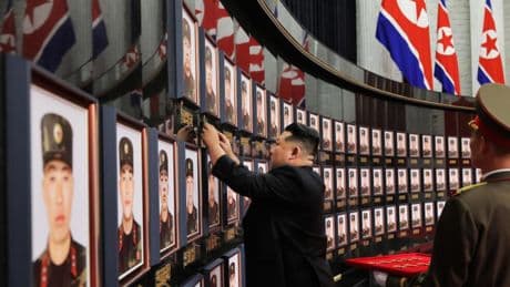 Kim Jong Un recibe con honores los ferétros de los norcoreanos muertos contra Ucrania