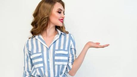 Indossare le righe a 50 anni, sì o no? Dipende da come le abbini: tutti i consigli