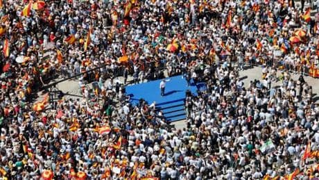 En Espagne, Pedro Sanchez visé par une grande manifestation de l’opposition conservatrice : « Ce gouvernement a tout sali »