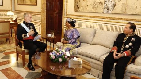 Albares acompaña al Rey en la presentación de embajadores tras veinte meses de ausencia