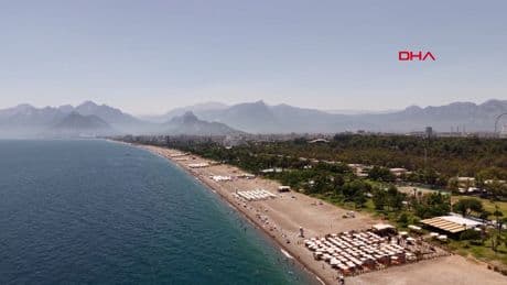 Antalya'da sıcaklık 43 dereceyi buldu, Konyaaltı Sahili doldu