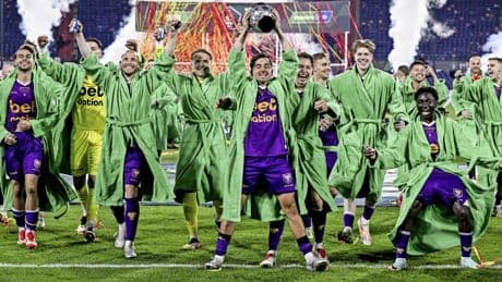 FOTO’S Spelers Go Ahead Eagles vieren op Ibiza historisch droomseizoen