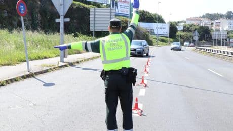 Tres hombres en un coche robado se fugan de un control policial "saludando" a los agentes en Pioz (Guadalajara)