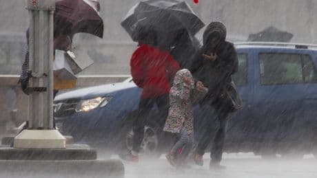 Vagues de 3 à 7 mètres, rafales de 90km/h... La tempête Floris va frapper les îles britanniques et le nord de la France lundi