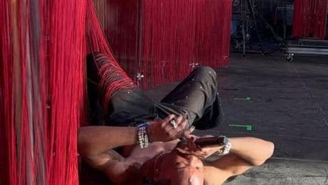 La espectacular caída del cantante d4dv en el escenario de Coachella: «Ritual de humillación, completado»