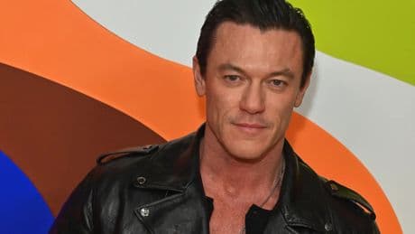 Entrevista | Luke Evans, una vida con luces y sombras: &quot;Sufrí &#039;bullying&#039;, sabía que era diferente y no podía hablarlo con mis padres&quot;