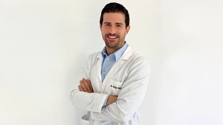 Dr. Sergio Vañó, dermatólogo: “La gente se lava poco el pelo porque piensan que se les cae más, pero el día que se lo limpian se les cae todo lo acumulado”