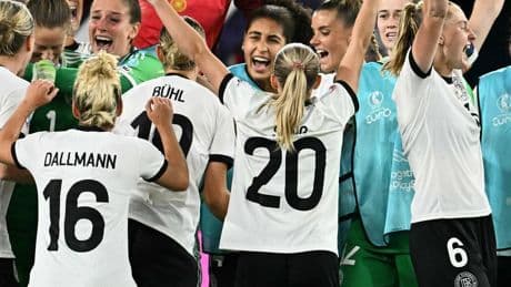 Sieg im Elfmeterschießen: DFB-Frauen kämpfen sich in Unterzahl ins Halbfinale